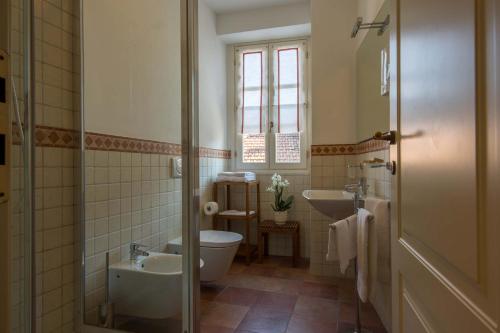 贝拉吉奥波齐奥迪贝拉焦迪公寓式酒店的一间带卫生间和水槽的浴室