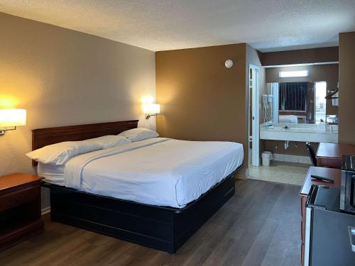 米灵顿Motel 6 Millington TN的一间带大床的卧室和一间浴室