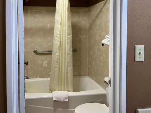 米灵顿Motel 6 Millington TN的浴室配有白色浴缸和卫生间。