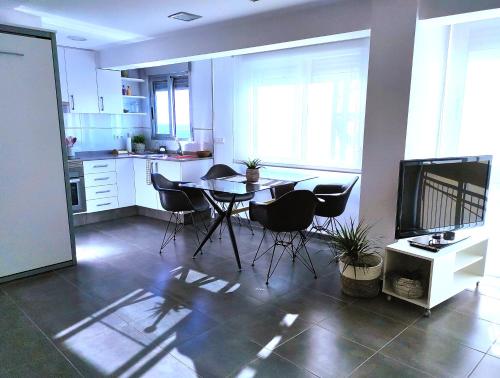 法罗德卡勒拉Precioso apartamento en el Faro de Cullera的一间厨房,里面配有桌椅
