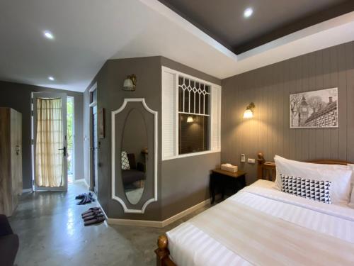 奈扬海滩普然尼奥度假酒店的一间卧室配有一张大床和镜子