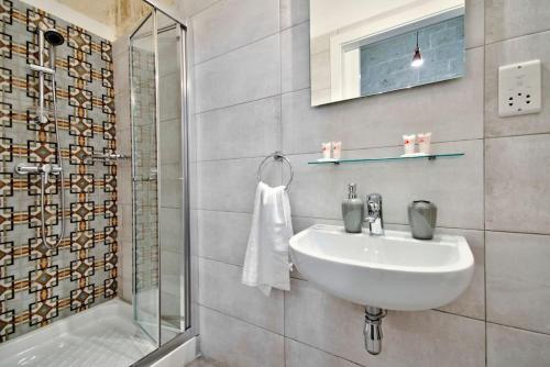 瓦莱塔Vallettastay Old Lodge Apartment 3的白色的浴室设有水槽和淋浴。