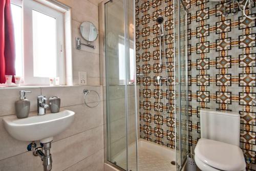 瓦莱塔Vallettastay Old Lodge Apartment 7的带淋浴、盥洗盆和卫生间的浴室