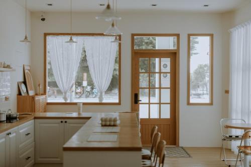花莲市畔居民宿的厨房配有桌子和大窗户