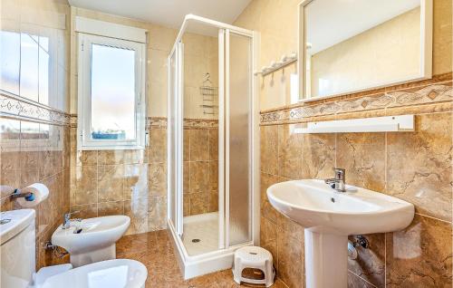 CijuelaStunning Air Conditioned House的一间带水槽、淋浴和卫生间的浴室