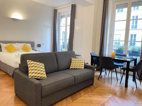 巴黎Paris Square的客厅配有沙发和桌子