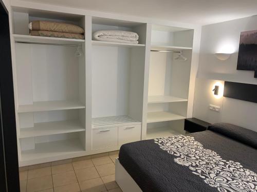 卡达克斯Pis Cala Tere的卧室配有白色的架子和床