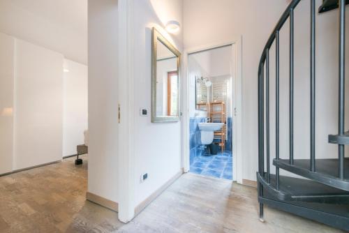米兰Heart Centre Milan Navigli 3 Levels Apartment的走廊设有门、镜子和浴室