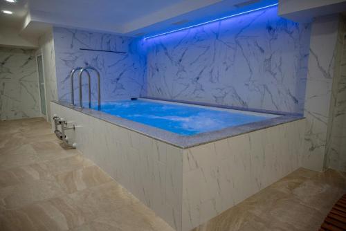 丘斯滕迪尔Lime house的浴室配有蓝色灯光浴缸