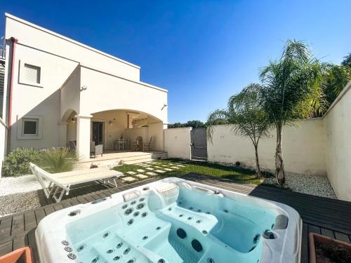 莱波拉诺Villa de Lua的房屋后院的热水浴池