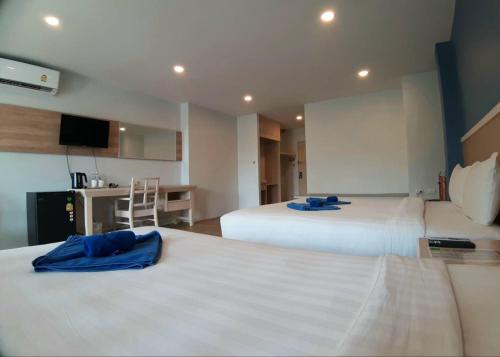 卡伦海滩Karon Living Room - SHA Plus的酒店客房带两张床和厨房