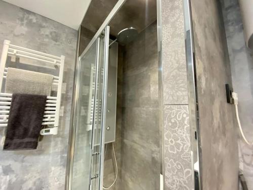 阿林萨尔Prober Comapedrosa的浴室里设有玻璃门淋浴