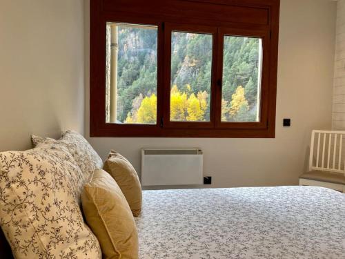 阿林萨尔Prober Comapedrosa的一间卧室设有一张大床和窗户
