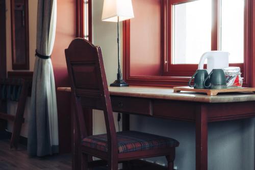 哈山利勒哈默尔度假酒店的一张带椅子和镜子的木桌