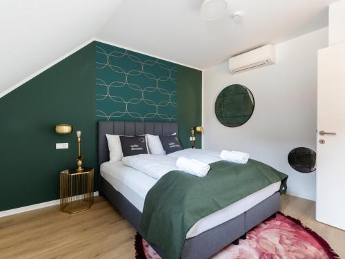 克拉根福limehome Klagenfurt Goessgasse的一间卧室配有一张绿色墙床