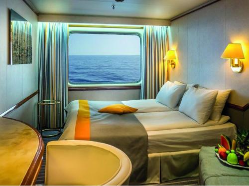 锡利夫里yatch ltd.的一间设有两张床的房间和一个船上的窗户