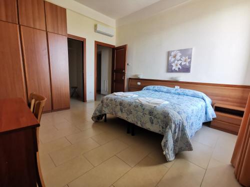 托雷安农齐亚塔Villa Tiberiade的一间卧室配有一张带蓝色毯子的床