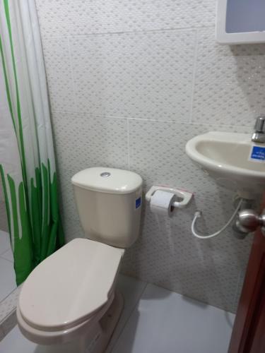 莱蒂西亚Hotel CHAFO的一间带卫生间和水槽的浴室