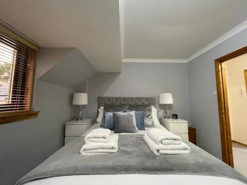 阿维莫尔斯堪的纳维亚村有限公司酒店的一间卧室配有一张大床和毛巾