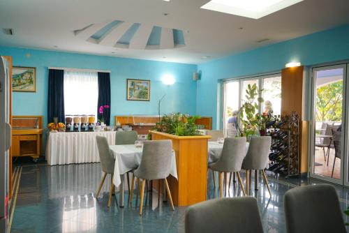 苏科尚贝尔维德酒店的一间带桌椅的用餐室