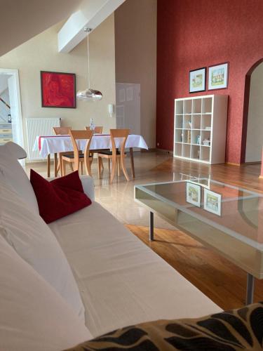 厄林根Ferienwohnung Rosengarten的客厅配有沙发和桌子