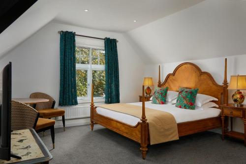 温莎皇家阿德莱德酒店的一间卧室设有一张床和一个窗口