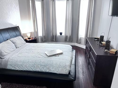 芝加哥Simplified Living Space的一间卧室配有一张床和一张写有书籍的书桌