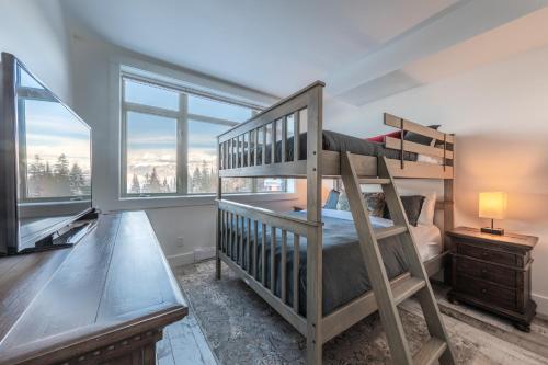 戈尔登Fully Renovated Ski-in/out Loft with Private Hot Tub!的一间卧室设有双层床和楼梯。