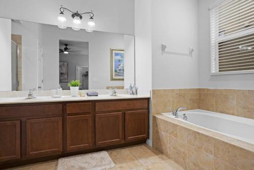 基西米Disney Vacation Home W Heated Pool Spa的浴室配有两个盥洗盆和浴缸。