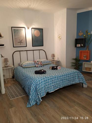 马赛studio vue imprenable sur marseille的一间卧室配有一张带蓝色毯子的床