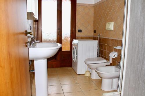 皮诺港Casa vacanza "Maestrale "的一间带水槽和卫生间的浴室