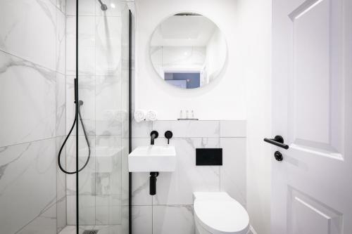 兰卡斯特Dalton Sq Apartment 2的白色的浴室设有卫生间和淋浴。