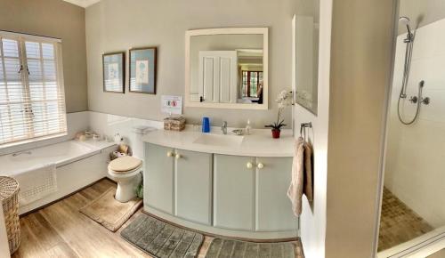 诺丁汉路Bourne View的浴室配有盥洗盆、卫生间和浴缸。