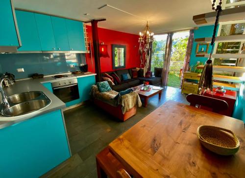瓦尔帕莱索MatiloftYungay的一间厨房,内设蓝色橱柜和一张木桌
