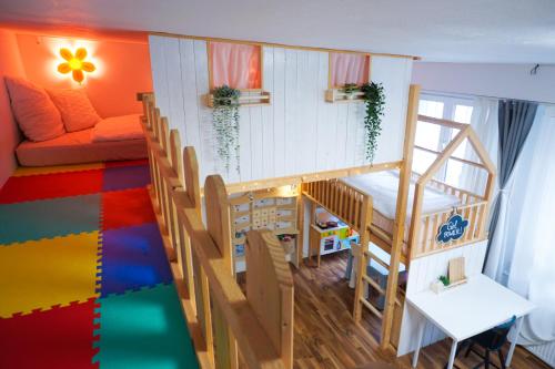 奥芬巴赫Loft House 170qm, Central, Own Garden, Parking lot的客房配有双层床和彩虹地毯。