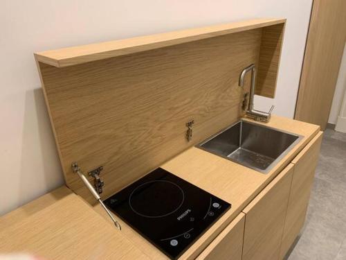卡塔尼亚SUITE Nobile的厨房配有木制台面上的水槽