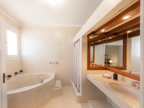 阿雷基帕Hotel Casa Campo by Cassana的白色的浴室设有浴缸和水槽。