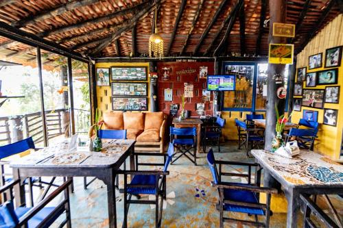 瓜塔佩Finca-hotel Montecarlo Guatape by Hope的餐厅设有桌椅和沙发。