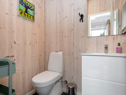 法贾德嘉德Three-Bedroom Holiday home in Ulfborg 16的浴室配有白色卫生间和盥洗盆。