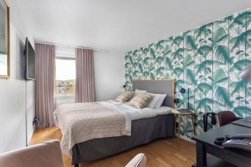 胡迪克斯瓦尔胡迪克贝斯特韦斯特酒店的一间卧室配有一张带绿色和白色壁纸的床