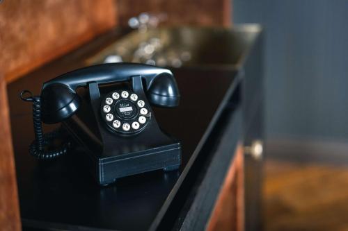 于默奥斯托拉酒店的坐在柜台上的黑色电话
