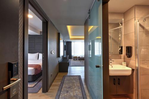 埃斯基谢希尔Nova Vista Deluxe & Suites a Member of Radisson Individuals的酒店客房设有浴室和一张床