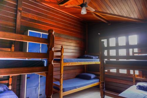 卡拉瓜塔图巴Hostel Carcará的小屋内带两张双层床的客房