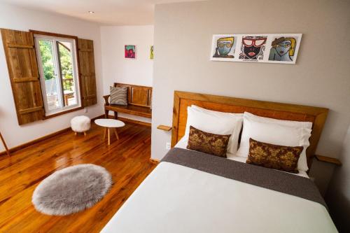 乌蒂拉MANURII Garden的卧室配有床、椅子和窗户。