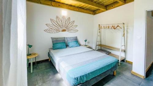 圣路易斯Villa Fleur de Jade的一间卧室配有一张带蓝色枕头的床