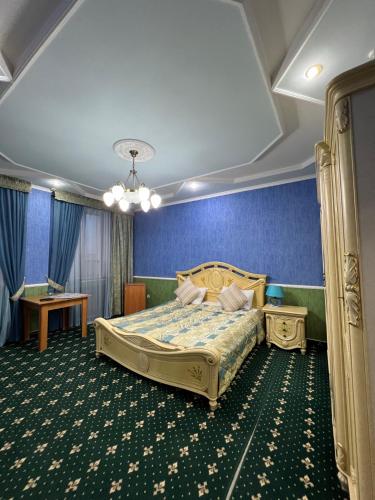 奎兹洛达Гостиница Селена的一间卧室设有一张床和蓝色的墙壁
