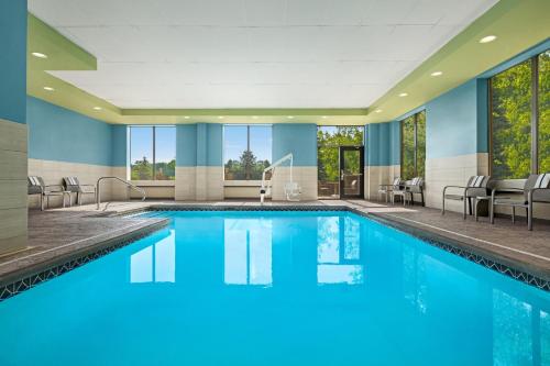 亚克朗阿克伦南机场地区快捷假日酒店及套房的蓝色的游泳池,位于酒店客房内
