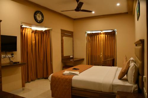 Bairav Grand Madurai客房内的一张或多张床位