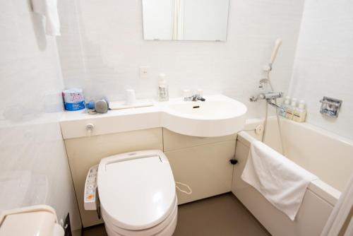 大津le Lac HOTEL Otsu Ishiyama的白色的浴室设有卫生间和水槽。