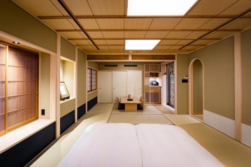 京都Ishibekoji Muan的医院走廊,带一张床和一张桌子